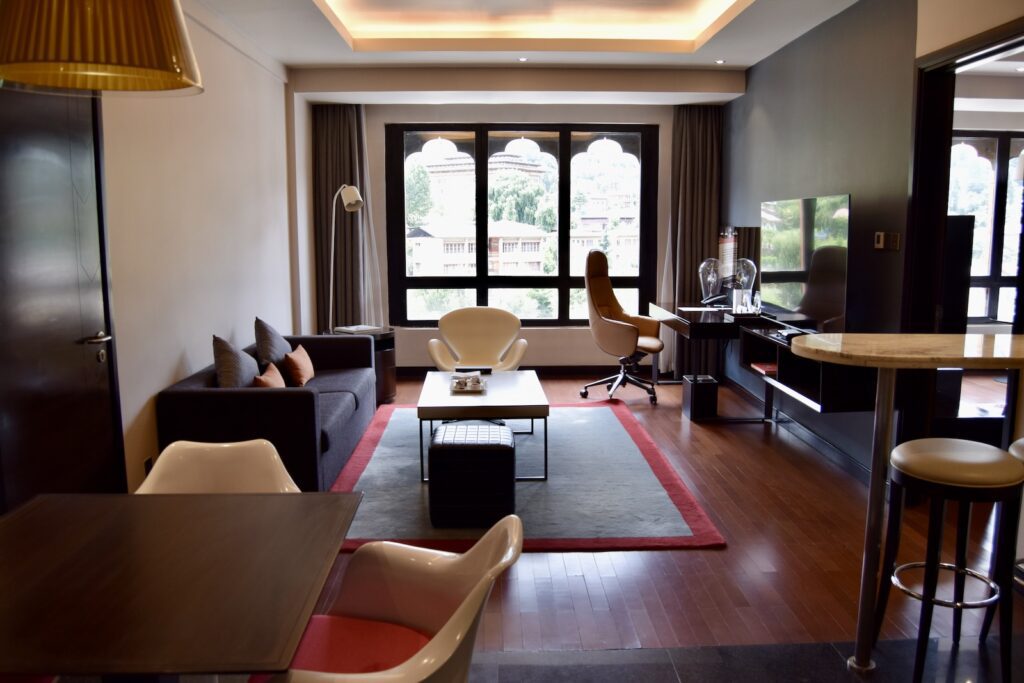 Im Haus, Inneneinrichtung, Szene, Wand, Boden, Fenster, Kaffeetisch, Couch, Esstisch, Fußboden, Wohnzimmer, Bude, Studiocouch, Zimmer, Hotel, Decke, Haus, Armlehne, Tisch, Stuhl, Mobiliar, Essen