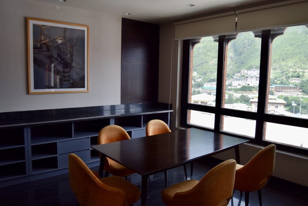 Im Haus, Fenster, Wand, Mobiliar, Inneneinrichtung, Esstisch, Zimmer, Kaffeetisch, Boden, Decke, Essen, Stuhl, Wohnzimmer, Esszimmer, Tisch