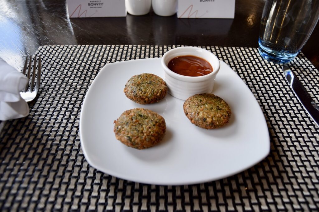 Tisch, Essen, Geschirr, Snack, Platte, Im Haus, Teller, Fingerfood, Kochkunst, Serviergeschirr, Fastfood, Mahlzeit, Beilage, weiß, Tasse, Fleischbällchen