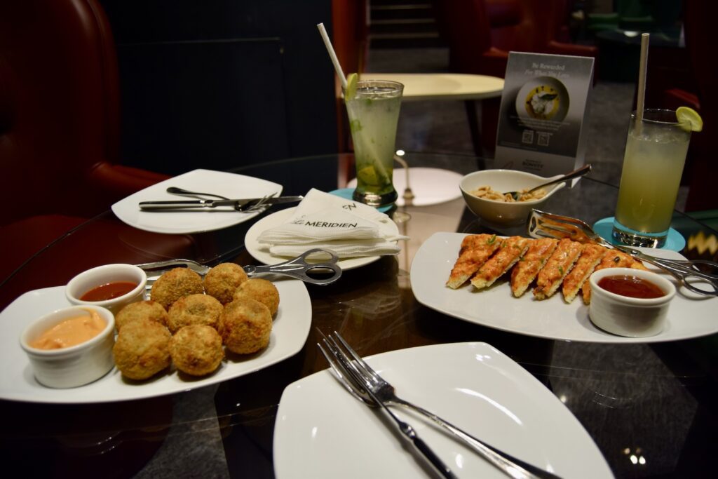 Geschirr, Tisch, Essen, Mahlzeit, Teller, Snack, Kochkunst, Platte, Abendessen, Beilage, Im Haus, Serviergeschirr, Brunch, Frittierte Lebensmittel, Mittagessen, Cicchetti, Küchenutensil, Mahl, Fastfood, Unterteller, Gabel, Fingerfood, Trinkgefäß, Frittieren, Kulinarik, Restaurant, Tasse, Drink