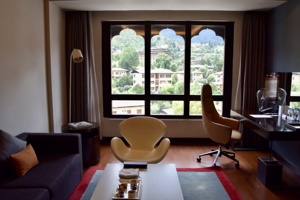 Im Haus, Inneneinrichtung, Fenster, Wand, Wohnzimmer, Couch, Tisch, Boden, Bude, Kaffeetisch, Studiocouch, Bettsofa, Fensterausstattung, Haus, Vorhang, Vase, Kleines Sofa, Armlehne, Fensterabdeckung, Fußboden, Zimmer, Hotel, Decke, Mobiliar, Stuhl