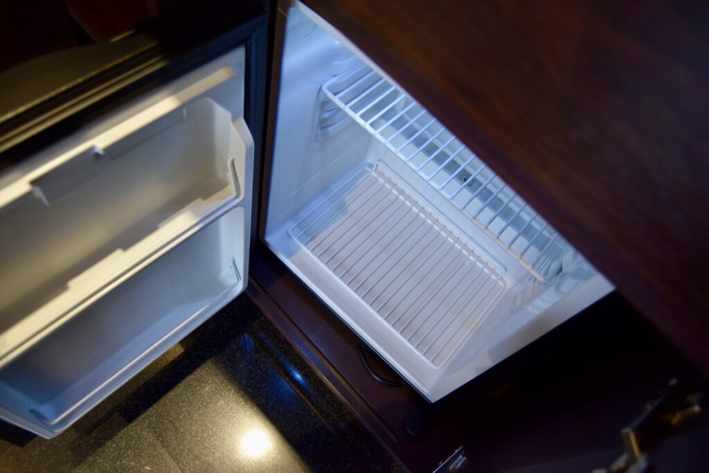Gerät, Küchengerät, Im Haus, Haushaltsgerät, Boden, Kühlschrank, offen