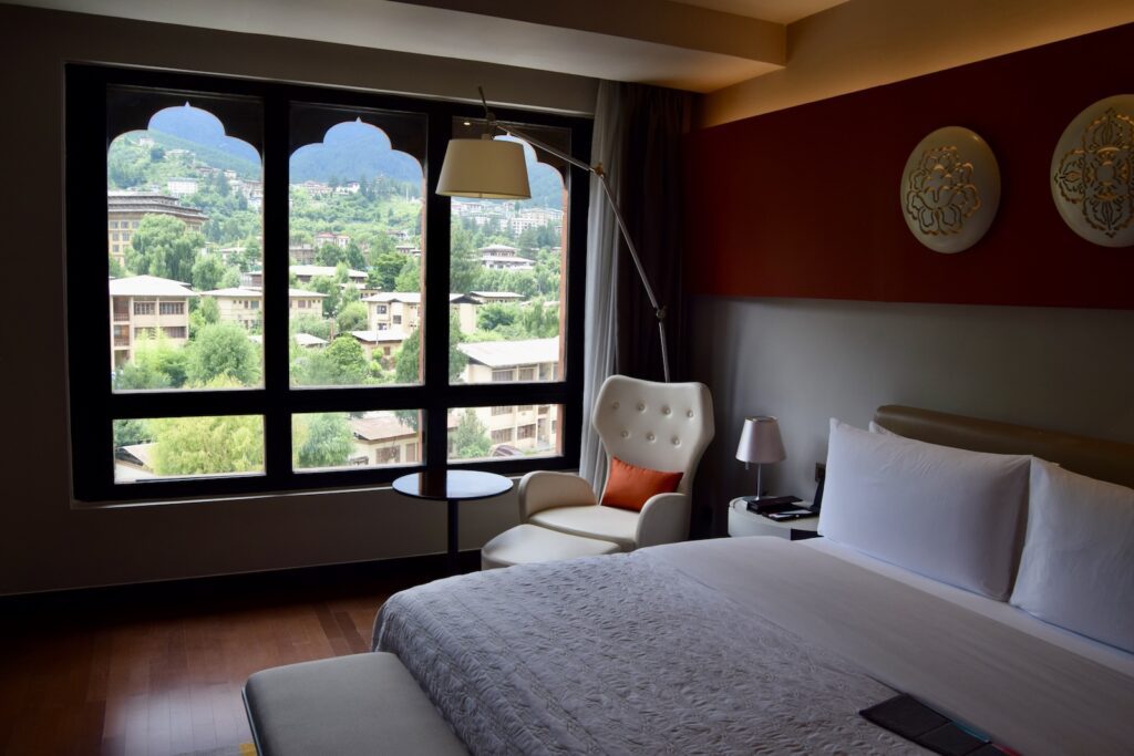 Im Haus, Wand, Inneneinrichtung, Kissen, Fenster, Hotel, Bett, Zimmer, Haus, Leinenstoffe, Mobiliar, Fensterausstattung, Bettwäsche, Fensterabdeckung, Matratze, Bettdecke, Bettbezug, Suite, Bettrahmen, Vorhang, Urlaub, Schlafzimmer, Boden, Groß, Decke