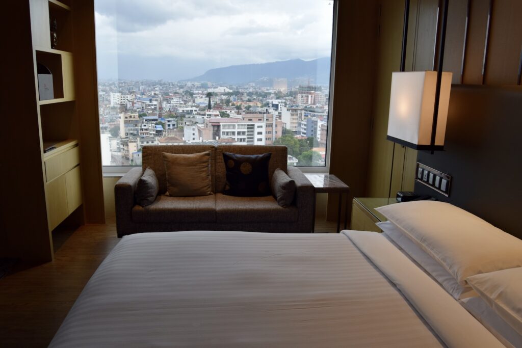 Im Haus, Mobiliar, Kissen, Hotel, Bett, Wand, Inneneinrichtung, Haus, Gebäude, Himmel, Fenster, Matratze, Bettwäsche, Leinenstoffe, Penthouse, Boden, Suite, Bettsofa, Zimmer, Urlaub, Groß, Schlafzimmer