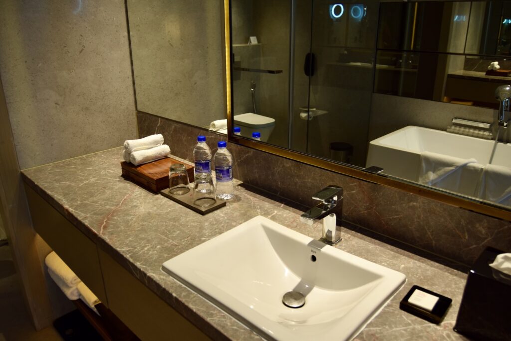 Im Haus, Installationszubehör, Hahn, Badezimmerzubehör, Wand, Waschbecken, Arbeitsfläche, Wasserleitung, Kachel, Badezimmer, Spiegel, Toilette, Hotel