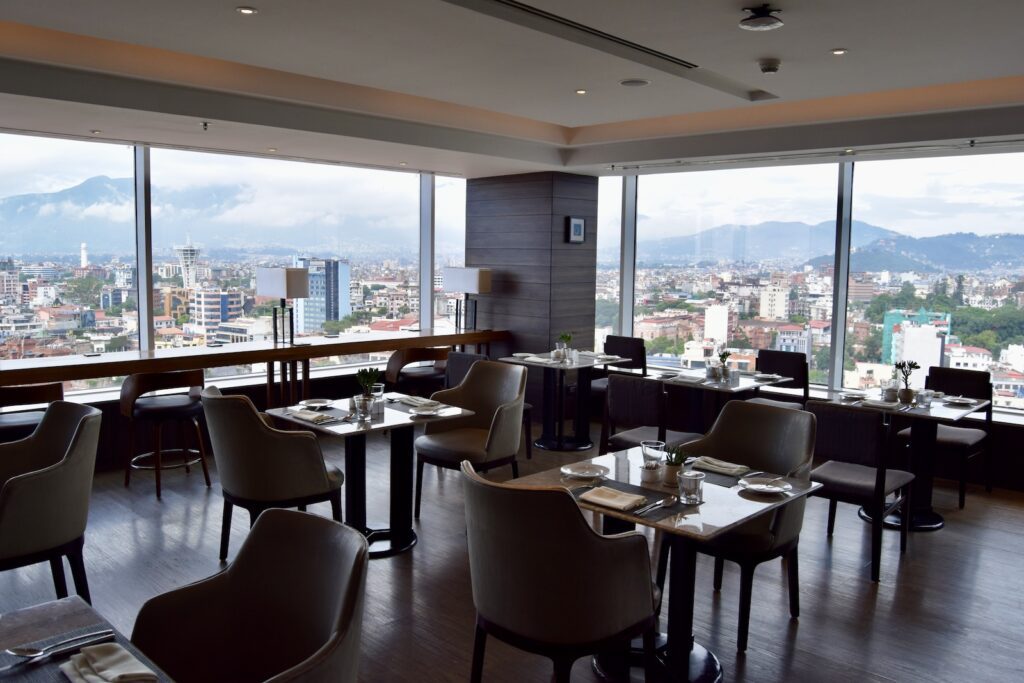 Mobiliar, Im Haus, Esstisch, Tisch, Gebäude, Fenster, Boden, Kaffeetisch, Kantine, Wand, Zimmer, Decke, Essen, Stuhl, Restaurant, Hotel