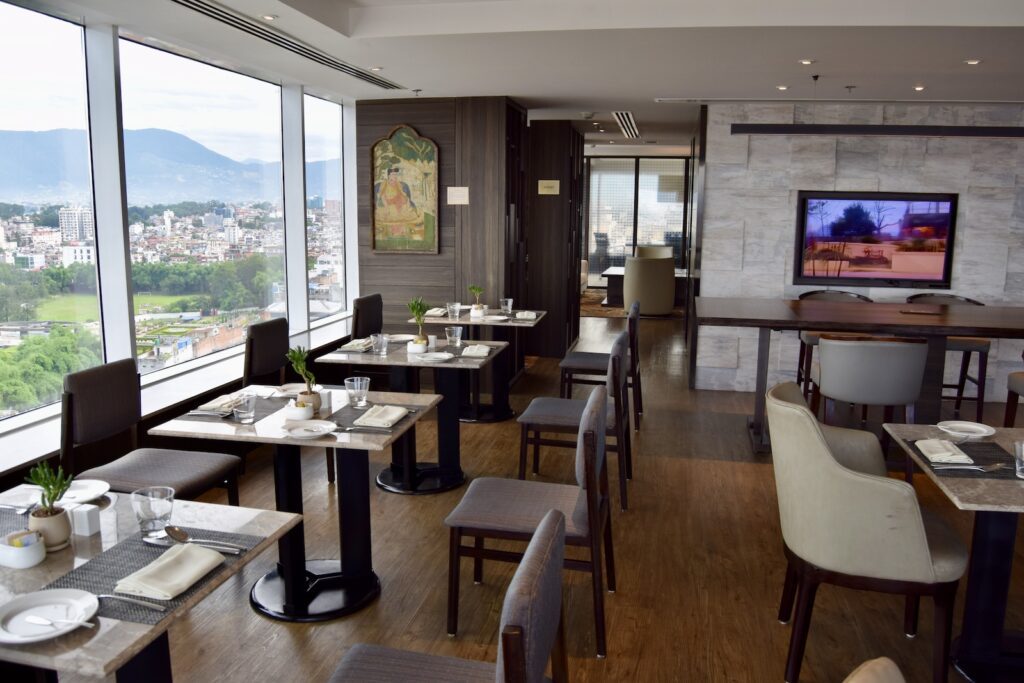 Im Haus, Mobiliar, Stuhl, Szene, Wand, Esstisch, Kaffeetisch, Tisch, Fenster, Boden, Inneneinrichtung, Zimmer, Decke, Essen, Restaurant, Hotel
