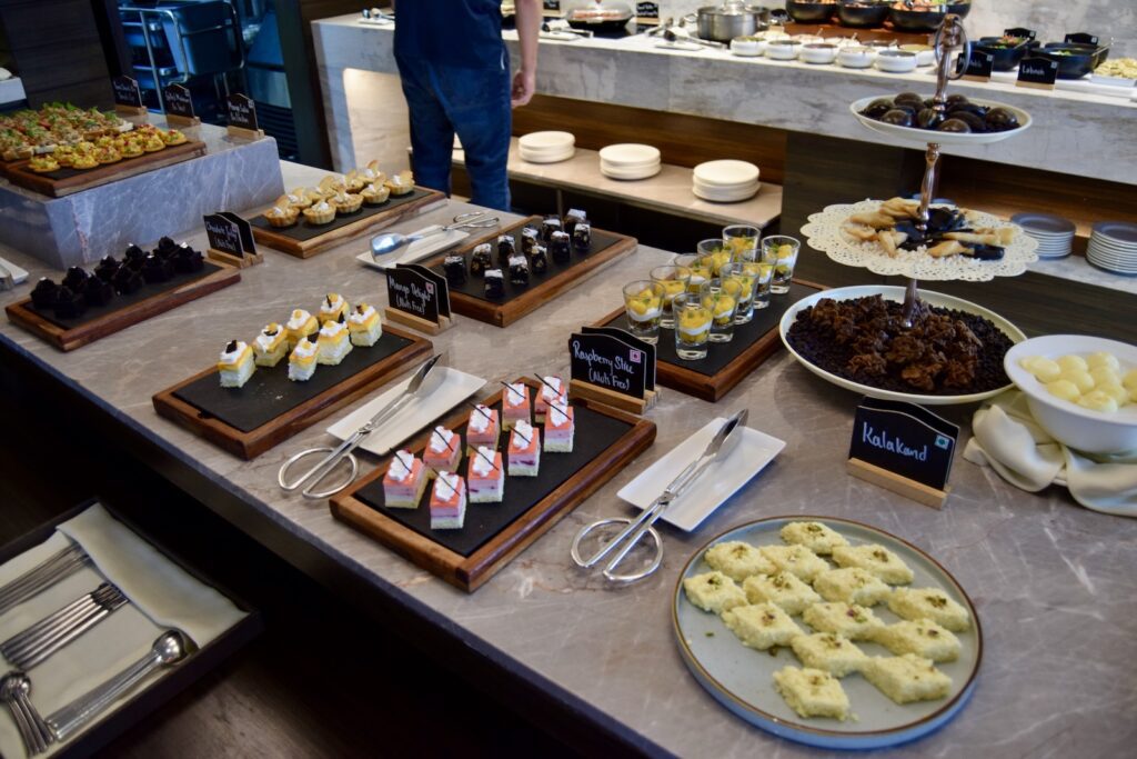 Essen, Snack, Mahlzeit, Im Haus, Tisch, Fastfood, Geschirr, Delikatesse, Kulinarik, Bäckerei, Konditorware, Kochkunst, Platte, Schüssel, Nachspeise, Buffet, Person, Vielfalt, Geschäft, Menschen, Tablett, mehrere