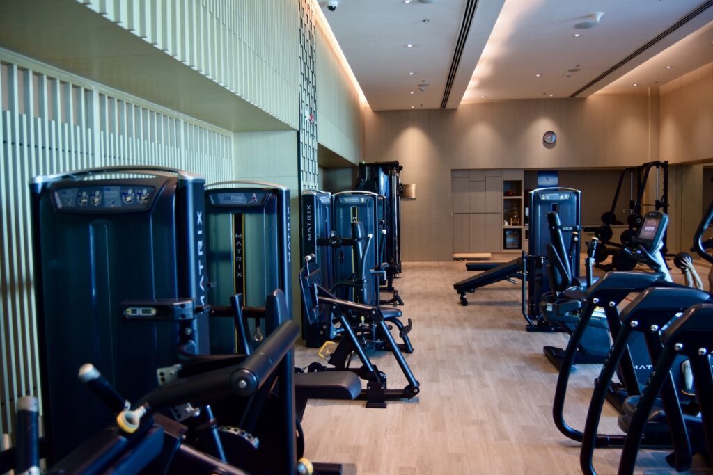 Im Haus, Trainingsausrüstung, Sporthalle, Trainingsgerät, Wand, Laufband, Decke, Boden, Person