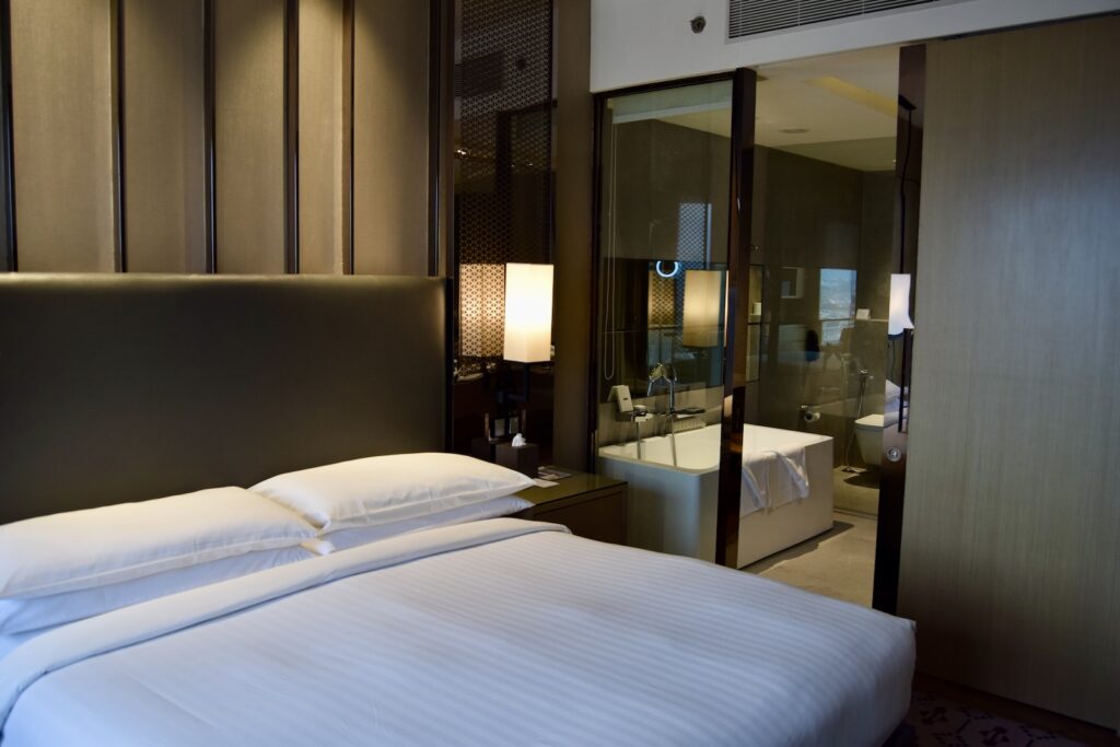 Im Haus, Wand, Inneneinrichtung, Bettwäsche, Bettdecke, Matratze, Bettrahmen, Leinenstoffe, Bettbezug, Kissen, Mobiliar, Suite, Hotel, Boutique-Hotel, Spiegel, Nachttisch, Lampenschirm, Vorhang, Lampe, Schlafzimmer, Zimmer, Fenster, Bett, Boden, Urlaub