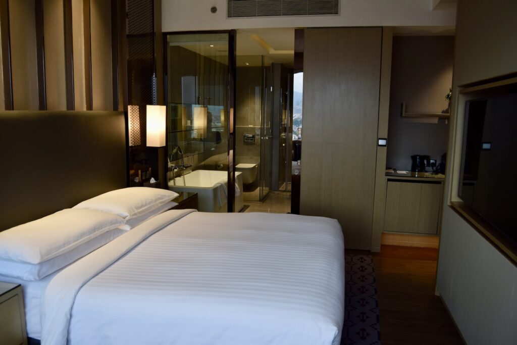 Im Haus, Wand, Inneneinrichtung, Bett, Bettdecke, Zimmer, Matratze, Bettwäsche, Bettrahmen, Leinenstoffe, Bettbezug, Kissen, Mobiliar, Suite, Boutique-Hotel, Hotel, Boden, Schlafzimmer, Decke, Urlaub