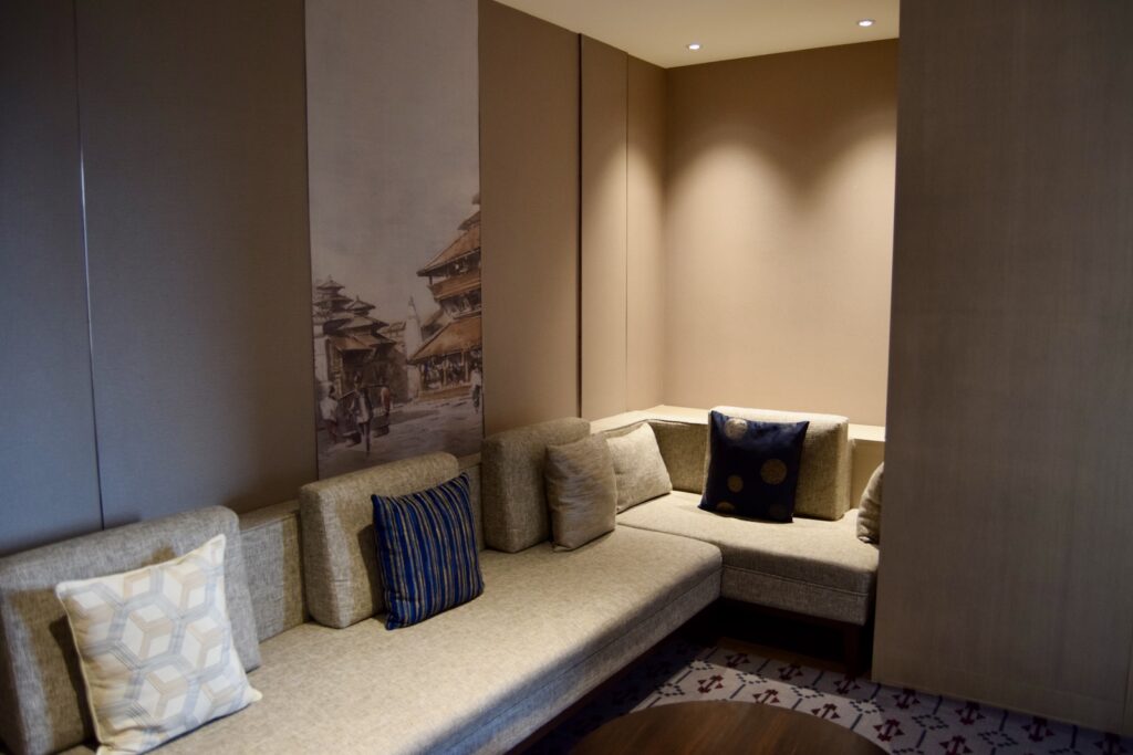 Wand, Im Haus, Inneneinrichtung, Couch, Studiocouch, Bettsofa, Kissen, Zimmer, Wohnzimmer, Boden, Kleines Sofa, Bude, Sofa, Armlehne, Kaffeetisch, Clubsessel, Schlafsessel, Mobiliar, Hotel