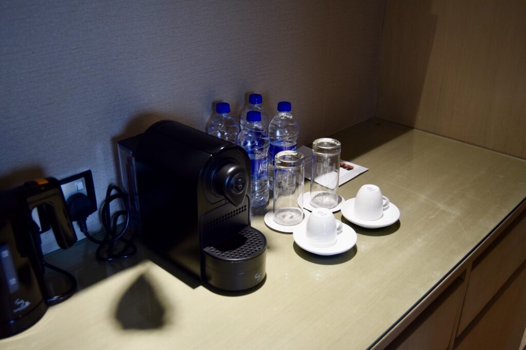 Im Haus, Mobiliar, Flasche, Geschirr, Wand, Tisch, Wasserkocher, Trinkgefäß, Arbeitsfläche, Küchengerät, Küche