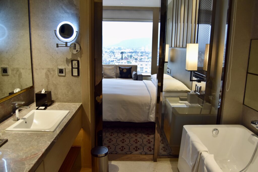Im Haus, Installationszubehör, Hotel, Wand, Hahn, Badezimmerzubehör, Zimmer, Badewanne, Wasserleitung, Bett, Badezimmer, Kachel, Inneneinrichtung, Waschbecken, Badezimmerschrank, Fenster, Boden, Spiegel, Dusche, Wanne, Toilette
