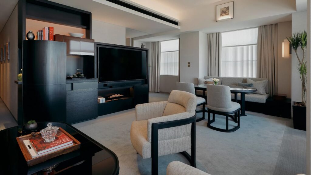 Im Haus, Wand, Inneneinrichtung, Boden, Zimmer, Kaffeetisch, Couch, Tisch, Studiocouch, Bude, Decke, Fußboden, Bettsofa, Möbel, Wohnzimmer, Fernsehen, Penthouse, Kleines Sofa, Stuhl, Vase, Haus, Fenster, Hotel, Mobiliar, Wohnung