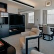 Im Haus, Wand, Inneneinrichtung, Boden, Zimmer, Kaffeetisch, Couch, Tisch, Studiocouch, Bude, Decke, Fußboden, Bettsofa, Möbel, Wohnzimmer, Fernsehen, Penthouse, Kleines Sofa, Stuhl, Vase, Haus, Fenster, Hotel, Mobiliar, Wohnung