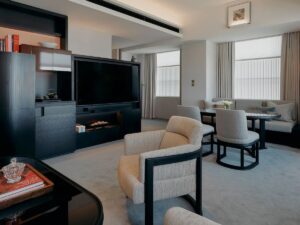 Im Haus, Wand, Inneneinrichtung, Boden, Zimmer, Kaffeetisch, Couch, Tisch, Studiocouch, Bude, Decke, Fußboden, Bettsofa, Möbel, Wohnzimmer, Fernsehen, Penthouse, Kleines Sofa, Stuhl, Vase, Haus, Fenster, Hotel, Mobiliar, Wohnung