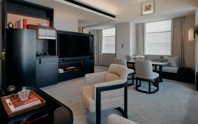 Im Haus, Wand, Inneneinrichtung, Boden, Zimmer, Kaffeetisch, Couch, Tisch, Studiocouch, Bude, Decke, Fußboden, Bettsofa, Möbel, Wohnzimmer, Fernsehen, Penthouse, Kleines Sofa, Stuhl, Vase, Haus, Fenster, Hotel, Mobiliar, Wohnung