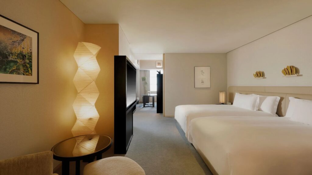 Im Haus, Wand, Inneneinrichtung, Bett, Szene, Zimmer, Kissen, Mobiliar, Bettwäsche, Bettdecke, Leinenstoffe, Schlafzimmer, Bettrahmen, Matratze, Bettbezug, Suite, Nachttisch, Lampenschirm, Boutique-Hotel, Boden, Sofa, Hotel, Decke, Urlaub