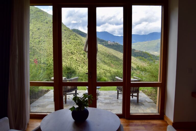 Fenster, Im Haus, Mobiliar, Zimmerpflanze, Vase, Inneneinrichtung, Blumentopf, Himmel, Esstisch, Gebäude, Wand, Haus, Kaffeetisch, Berg, Boden, Tisch, Blume, draußen, Pflanze, Landschaft