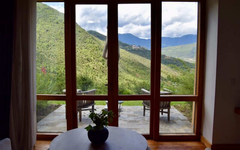 Fenster, Im Haus, Mobiliar, Zimmerpflanze, Vase, Inneneinrichtung, Blumentopf, Himmel, Esstisch, Gebäude, Wand, Haus, Kaffeetisch, Berg, Boden, Tisch, Blume, draußen, Pflanze, Landschaft