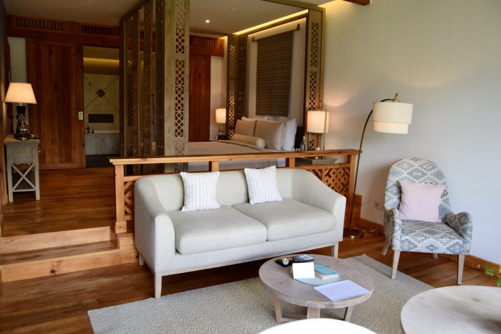Im Haus, Inneneinrichtung, Wand, Boden, Couch, Studiocouch, Kaffeetisch, Kissen, Bude, Bettsofa, Kleines Sofa, Tisch, Haus, Armlehne, Fußboden, Lampenschirm, Hartholz, Clubsessel, Penthouse, Lampe, Sofa, Hotel, Zimmer, Decke, Wohnzimmer, Mobiliar, Stuhl