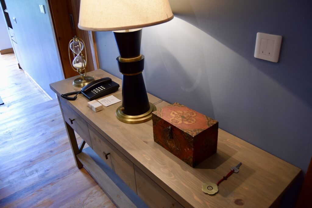 Im Haus, Wand, Mobiliar, Lampenschirm, Lampe, Tisch, Schublade, Boden, Hartholz, Kommode, hölzern, Beistelltisch, Inneneinrichtung, Holz