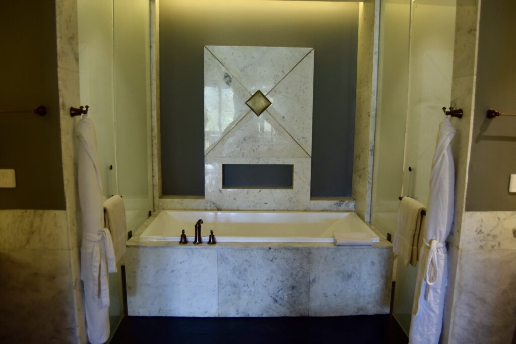 Wand, Im Haus, Badezimmer, Installationszubehör, Spiegel, Kachel, Marmor, Badezimmerzubehör, Hahn, Waschbecken, Putz, Wasserleitung, Inneneinrichtung, Boden, Badewanne, Dusche, Zimmer, Wanne