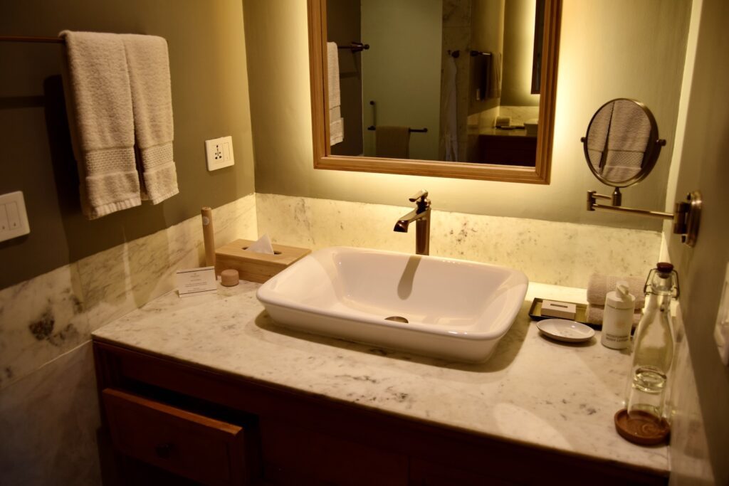 Im Haus, Wand, Installationszubehör, Badezimmerzubehör, Hahn, Badewanne, Wasserleitung, Badezimmer, Kachel, Waschbecken, Badezimmerschrank, Dusche, Spiegel, Handtuch, Wasserbecken, Hotel