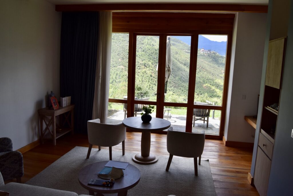 Im Haus, Inneneinrichtung, Mobiliar, Wand, Fenster, Boden, Kaffeetisch, Bude, Haus, Fensterausstattung, Fensterabdeckung, Vorhang, Fußboden, Esstisch, Esszimmer, Wohnzimmer, Zimmer, Tisch, Stuhl