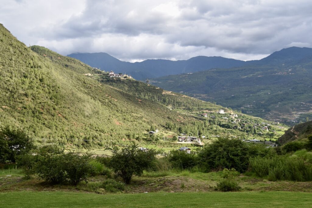 draußen, Gras, Wolke, Landschaft, Natur, Hochland, Himmel, Pflanze, Baum, Hill Station, Gebirgszug, Bergrücken, Berg, Wiese, Feld, Landgebiet, Grasland, Chaparral, Gebirgsmassiv, Vegetation, Bergkamm, Wildnis, Gelände, Pflanzengesellschaft, Grün, Tal, Saftig