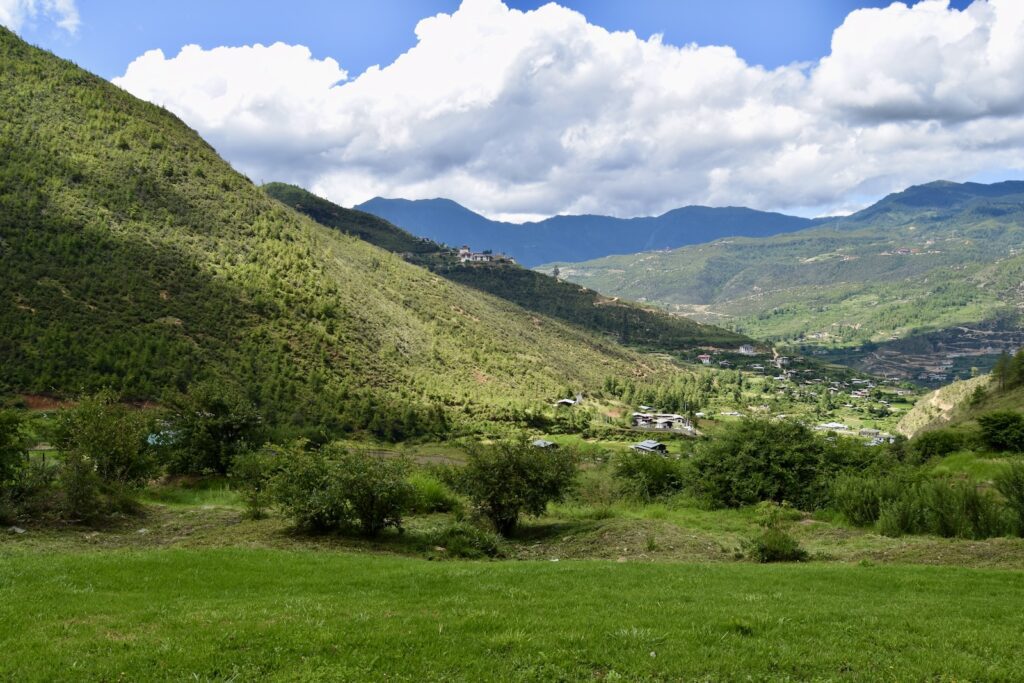 draußen, Gras, Wolke, Landschaft, Berg, Natur, Pflanze, Himmel, Hochland, Baum, Wiese, Grasland, Hill Station, Feld, Bergrücken, Gebirgszug, Landgebiet, Chaparral, Weide, Vegetation, Pflanzengesellschaft, Wildnis, Grundstück, Grün, Saftig, Tal