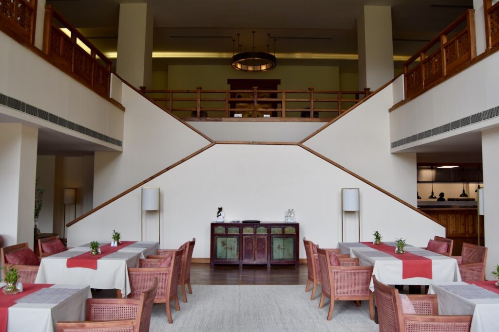 Mobiliar, Im Haus, Tisch, Decke, Inneneinrichtung, Wand, Boden, Kaffeetisch, Zimmer, Vase, Restaurant, Halle, Empfangshalle, Esstisch, Stuhl, Essen, Hotel