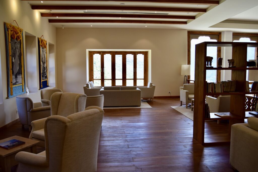 Im Haus, Inneneinrichtung, Boden, Wand, Couch, Fußboden, Decke, Bude, Zimmer, Studiocouch, Wohnzimmer, Bettsofa, Fenster, Kaffeetisch, Tisch, Kleines Sofa, Haus, Empfangshalle, Hotel, Mobiliar, Stuhl