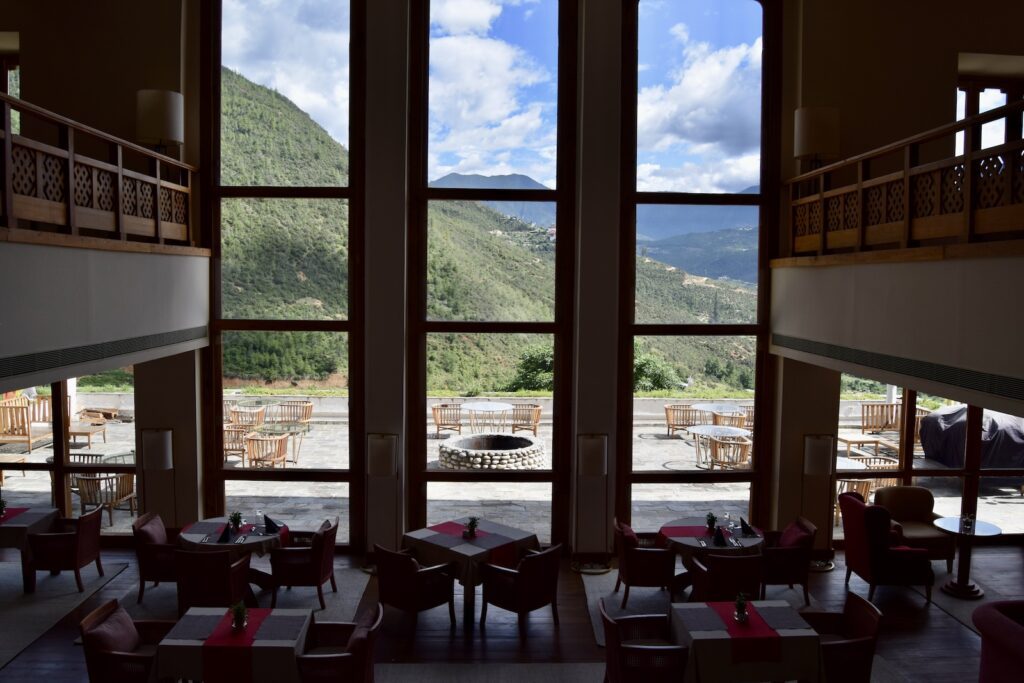 Mobiliar, Himmel, Wolke, Fenster, Im Haus, Kaffeetisch, Esstisch, Tageslichtsysteme, Tisch, Boden, Berg, Zimmer, draußen, Stuhl, Esszimmer, Hotel, Urlaub