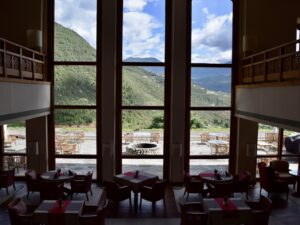 Mobiliar, Himmel, Wolke, Fenster, Im Haus, Kaffeetisch, Esstisch, Tageslichtsysteme, Tisch, Boden, Berg, Zimmer, draußen, Stuhl, Esszimmer, Hotel, Urlaub