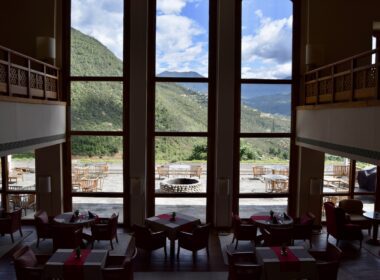 Mobiliar, Himmel, Wolke, Fenster, Im Haus, Kaffeetisch, Esstisch, Tageslichtsysteme, Tisch, Boden, Berg, Zimmer, draußen, Stuhl, Esszimmer, Hotel, Urlaub