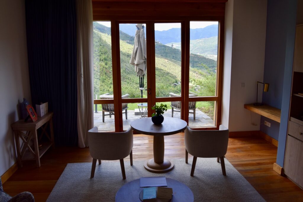 Im Haus, Inneneinrichtung, Fenster, Mobiliar, Boden, Wand, Haus, Kaffeetisch, Fensterausstattung, Bude, Vorhang, Fußboden, Fensterabdeckung, Vase, Laminatboden, Möbel, Tisch, Zimmer, Wohnzimmer, Stuhl, Hotel