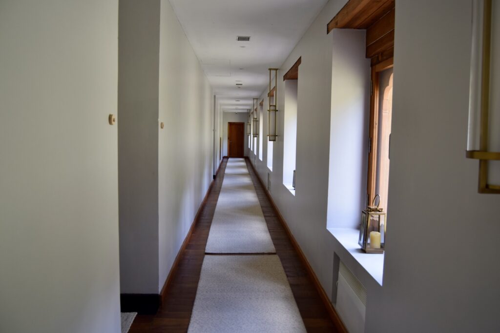 Wand, Im Haus, Gebäude, Fußboden, Inneneinrichtung, Haus, Putz, Eigentum, Tür, Haltevorrichtung, Fries, Boden, Decke, schmal, Zimmer, Flur
