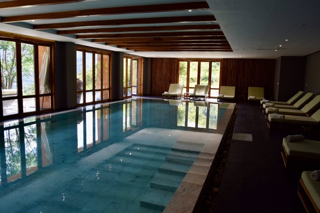 Im Haus, Schwimmbecken, Fenster, Inneneinrichtung, Wasser, Decke, Gebäude, Tageslichtsysteme, Zimmer, Boden, Wand, Pool, Hotel