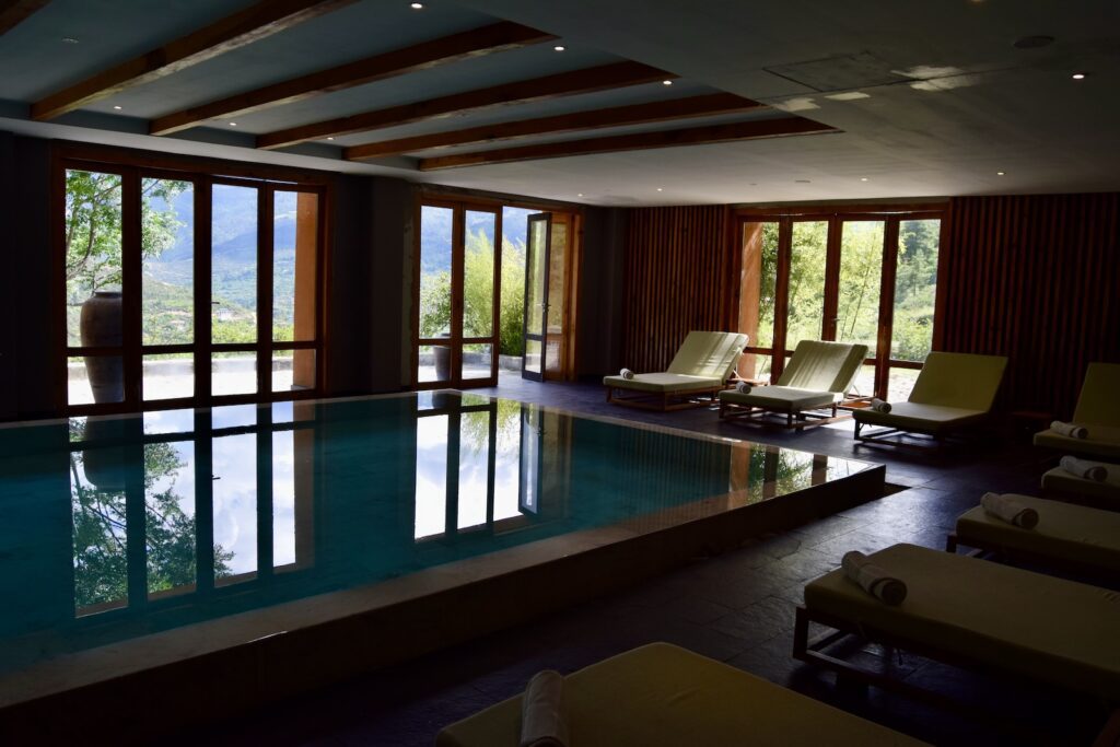 Im Haus, Inneneinrichtung, Hotel, Mobiliar, Decke, Fenster, Boden, Couch, Wand, Studiocouch, Tisch, Penthouse, Schwimmbecken, Spa, Zimmer