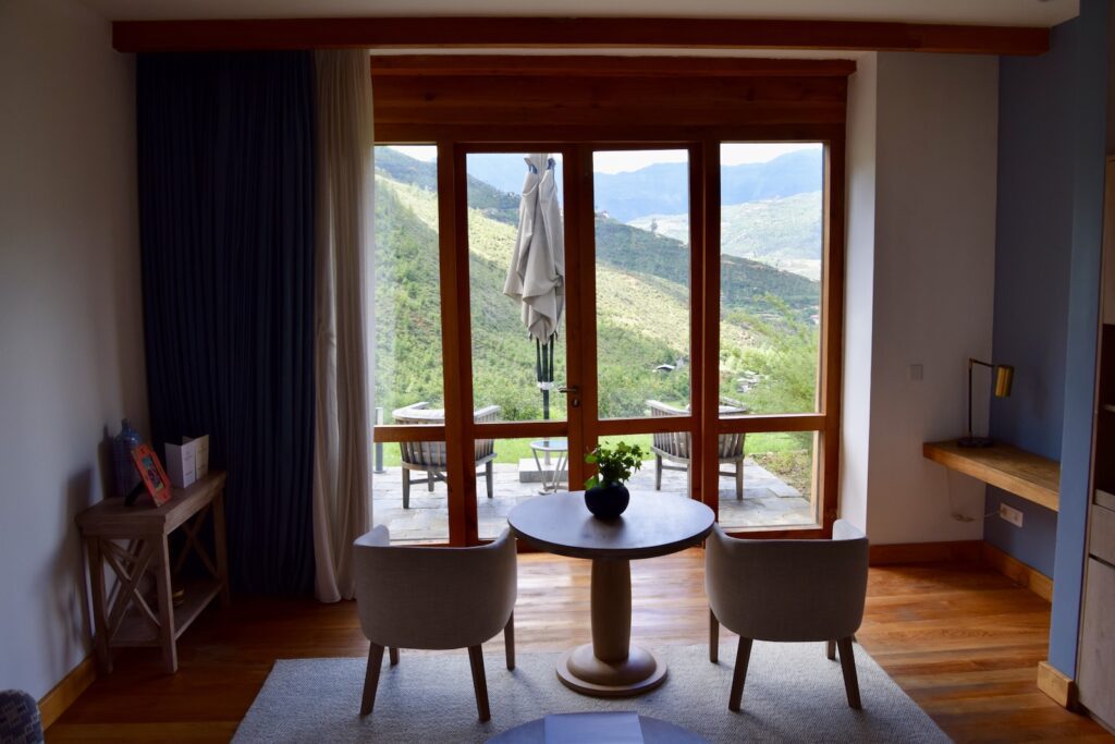 Im Haus, Inneneinrichtung, Fenster, Mobiliar, Wand, Tisch, Boden, Kaffeetisch, Vorhang, Fensterausstattung, Fensterabdeckung, Bude, Vase, Fußboden, Haus, Jalousie, Gebäude, Stuhl, Zimmer, Hotel