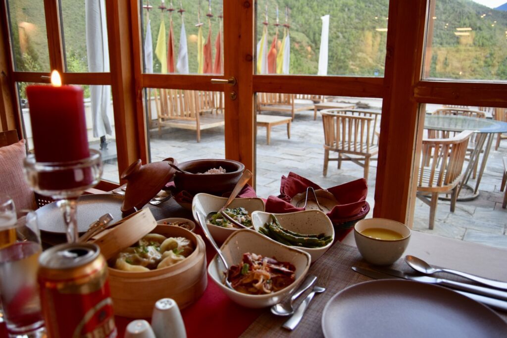 Geschirr, Fenster, Mobiliar, Essen, Im Haus, Stuhl, Brunch, Platte, Esstisch, Restaurant, Tischtuch, Flasche, Schüssel, Drink, Tisch, Esszimmer, Mittagessen, Mahlzeit, Frühstück