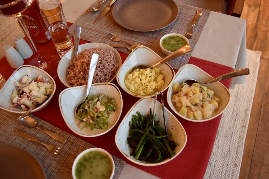 Geschirr, Tisch, Mahlzeit, Essen, Platte, Kochkunst, Abendessen, Im Haus, Schüssel, Brunch, Küchenutensil, Mittagessen, Mahl, Serviergeschirr, Zutaten, Gemüse, Löffel, Beilage, Salat, Essstäbchen, Tafelsilber, Bankett, Teller, hölzern, Drink, Restaurant