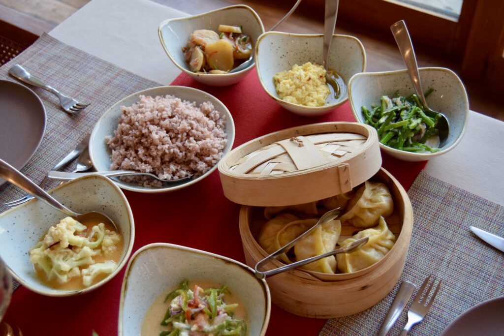 Mahlzeit, Kochkunst, Geschirr, Tisch, Essen, Küchenutensil, Platte, Fastfood, Schüssel, Mittagessen, Snack, Abendessen, Im Haus, Brunch, Beilage, Löffel, Rezept, Essstäbchen, Zutaten, Gemüse, Voll, Teller, Salat, Mahl