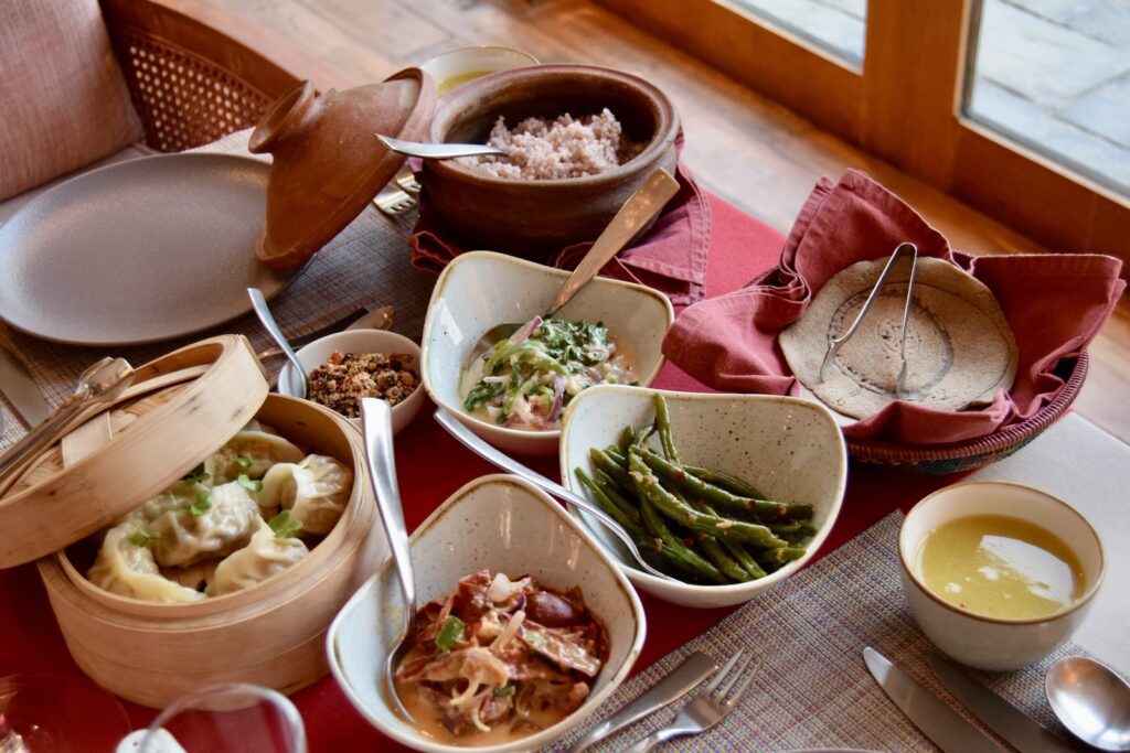 Essen, Mahlzeit, Geschirr, Im Haus, Brunch, Platte, Kochkunst, Tisch, Mittagessen, Schüssel, Gemüse, Abendessen, Küchenutensil, Zutaten, Serviergeschirr, Fastfood, Mahl, Boden, Voll, Teller, Frühstück, Bankett, Verschiedenes, Salat, Objekte, Vielfalt