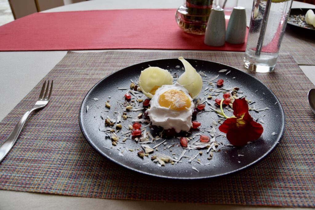 Geschirr, Tisch, Essen, Platte, Mahlzeit, Küchenutensil, Serviergeschirr, Gabel, Tafelsilber, Teller, Kulinarik, Kochkunst, Milchprodukte, Frühstück, Brunch, Löffel, Im Haus, Eiscreme, À-la-carte-Gerichte, Zutaten, weiß, Nachspeise