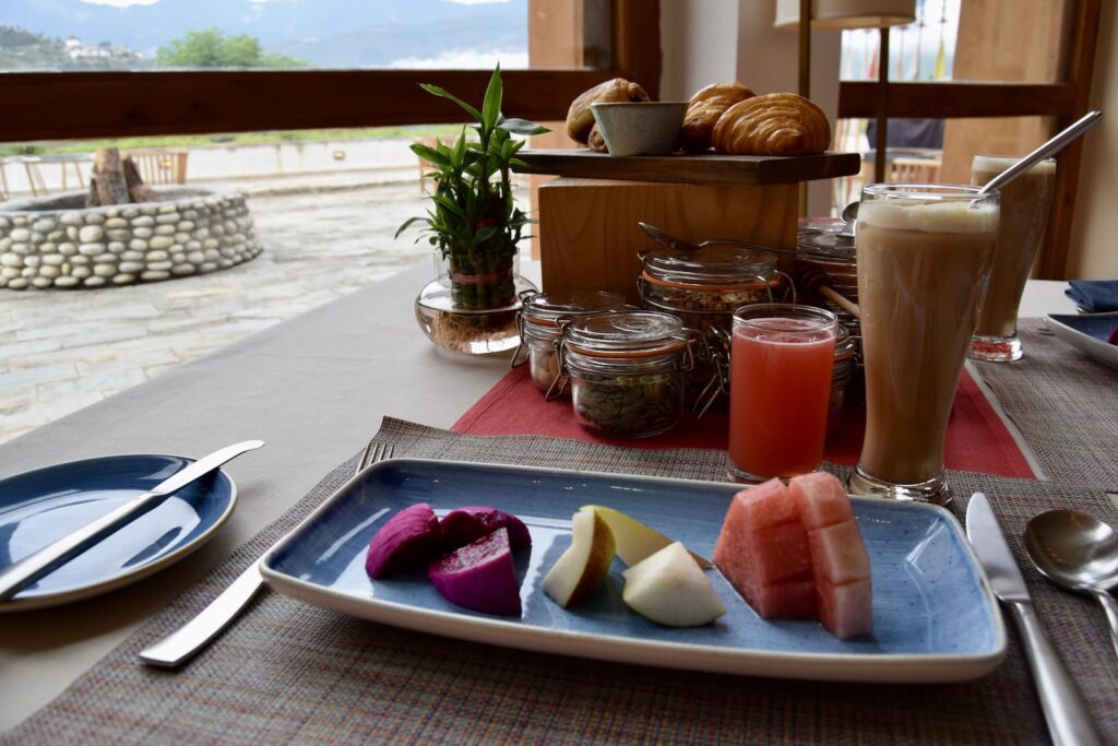 Geschirr, Essen, Mahlzeit, Küchenutensil, Platte, Saft, Frühstück, Serviergeschirr, Brunch, Gabel, Tafelsilber, Tisch, draußen, Im Haus, Nachspeise, Drink, Restaurant