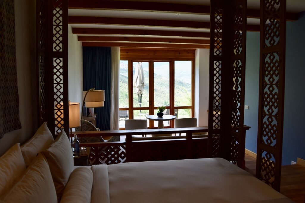 Im Haus, Wand, Inneneinrichtung, Fenster, Kissen, Bett, Vorhang, Fensterausstattung, Fensterabdeckung, Bude, Leinenstoffe, Spiegel, Couch, Haus, Vase, Lampenschirm, Bettwäsche, Bettsofa, Hotel, Schlafzimmer, Zimmer, Boden, Mobiliar, Decke