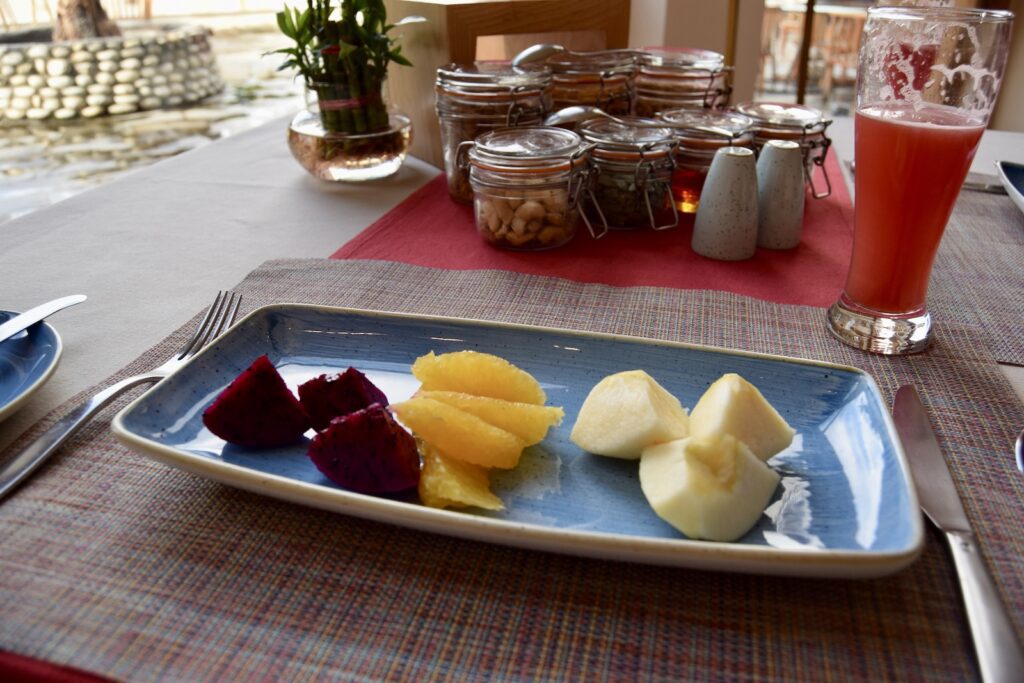 Geschirr, Essen, Platte, Mahlzeit, Serviergeschirr, Saft, Frucht, Brunch, Snack, Schüssel, Küchenutensil, Gabel, Tisch, Frühstück, Im Haus, Tasse, rot, draußen, Drink, Restaurant